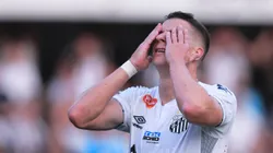 SP - SANTOS - 17/08/2024 - BRASILEIRO B 2024, SANTOS X AVAI - Julio Furch jogador do Santos lamenta durante partida contra o Avai no estadio Vila Belmiro pelo campeonato Brasileiro B 2024. Foto: Ettore Chiereguini/AGIF