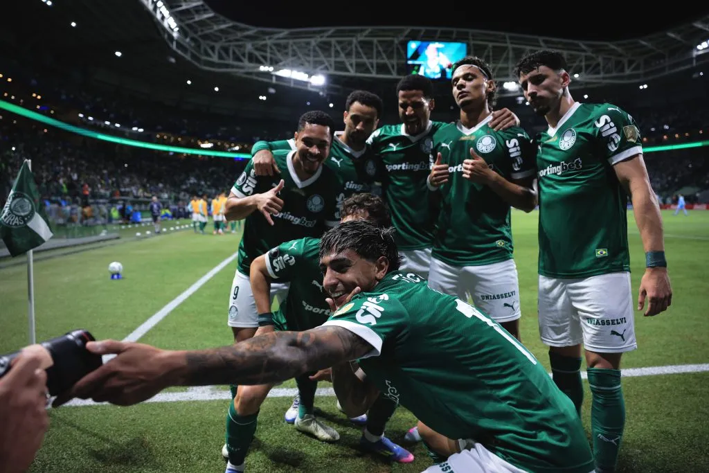 SP – SAO PAULO – 15/05/2025 – COPA LIBERTADORES 2025, PALMEIRAS X BOLIVAR – Facundo Torres jogador do Palmeiras comemora seu gol com jogadores do seu time durante partida contra o Bolivar no estadio Arena Allianz Parque pelo campeonato Copa Libertadores 2025. Foto: Ettore Chiereguini/AGIF