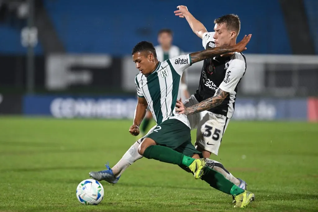 MONTEVIDEO, URUGUAY – MAY 15: Alejandro Severo of Racing vies for the ball with Charles of Corinthians during a match between Racing Montevideo and Corinthians as part of the Copa CONMEBOL Sudamericana at Centenario Stadium on May 15, 2025 in Montevideo, Uruguay. (Photo by Guillermo Legaria/Getty Images)