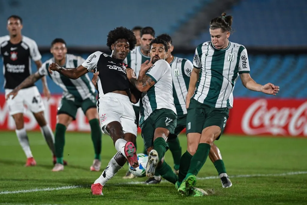 Lance deTalles na vitória do Coringão no Uruguai. Foto: Guillermo Legaria/Getty Images)