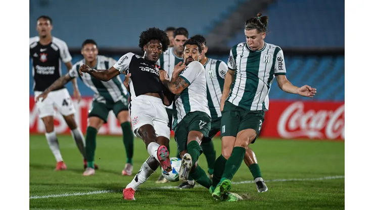 Lance deTalles na vitória do Coringão no Uruguai. Foto: Guillermo Legaria/Getty Images)