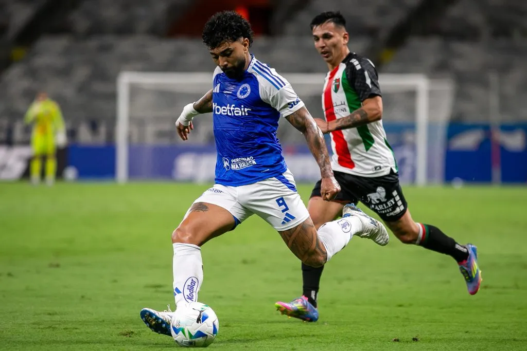 Gabigol, jogador do Cruzeiro, durante partida contra o Palestino no estadio Mineirao pelo campeonato Copa Sul-americana 2025. Foto: Fernando Moreno/AGIF