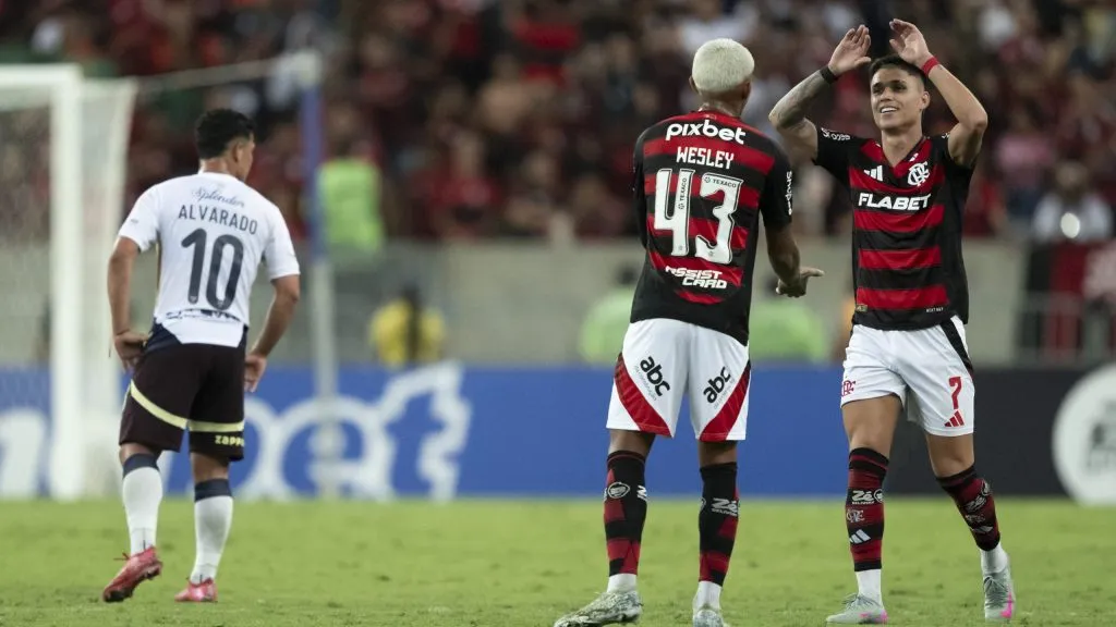 RJ – RIO DE JANEIRO – 15/05/2025 – COPA LIBERTADORES 2025, FLAMENGO X LDU – Luiz Araujo jogador do Flamengo comemora seu gol com Wesley jogador da sua equipe durante partida contra o LDU no estadio Maracana pelo campeonato Copa Libertadores 2025. Foto: Jorge Rodrigues/AGIF