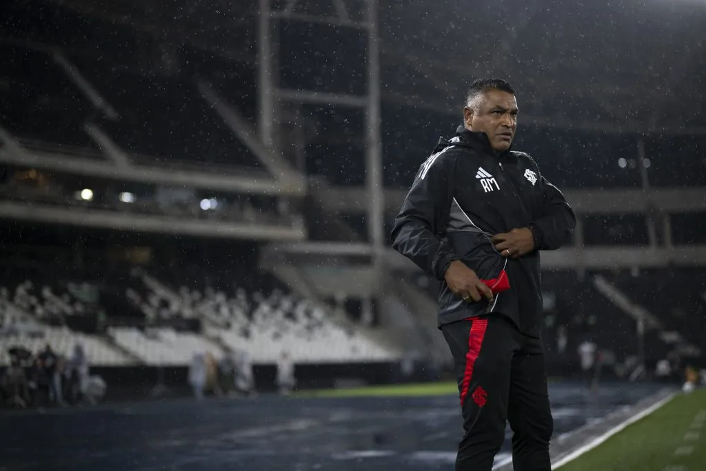 RJ – RIO DE JANEIRO – 11/05/2025 – BRASILEIRO A 2025, BOTAFOGO X INTERNACIONAL – Roger Machado tecnico do Internacional durante partida contra o Botafogo no estadio Engenhao pelo campeonato Brasileiro A 2025. Foto: Jorge Rodrigues/AGIF