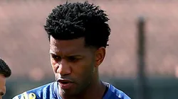 SP - SANTOS - 09/04/2025 - SANTOS, TREINO - Treino do Santos FC nesta manha no CT Rei Pele na baixada santista, na foto o tecnico Pedro Caixinha conversa com o zagueiro Gil.