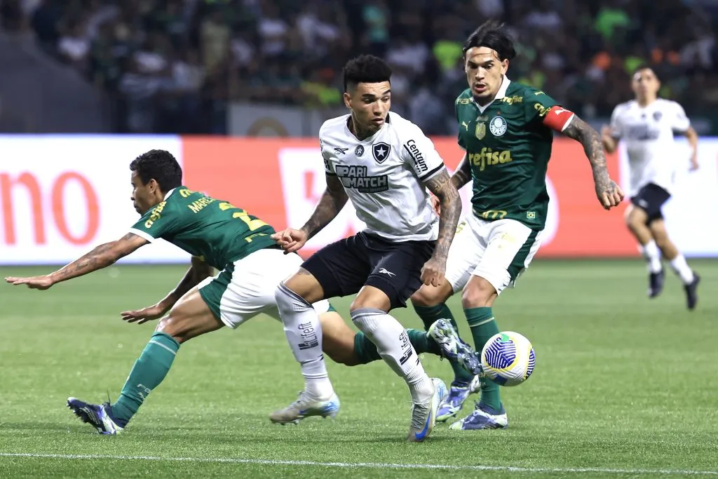 SP – SAO PAULO – 26/11/2024 – BRASILEIRO A 2024, PALMEIRAS X BOTAFOGO – Gustavo Gomez jogador do Palmeiras disputa lance com Igor Jesus jogador do Botafogo durante partida no estadio Arena Allianz Parque pelo campeonato Brasileiro A 2024. Foto: Marcello Zambrana/AGIF