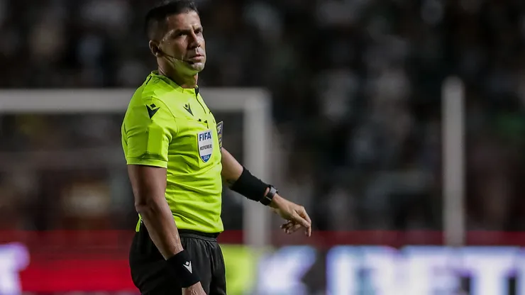 Árbitro de Flamengo x Botafogo acumula polêmicas na carreira - Foto: Rafael Vieira/AGIF
