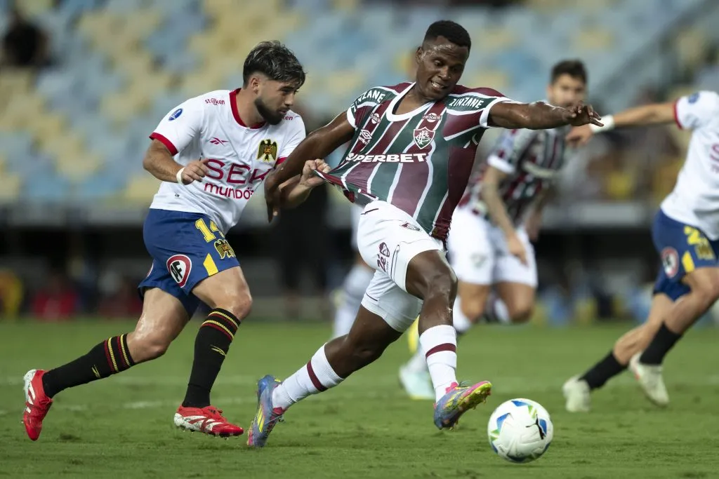 RJ – RIO DE JANEIRO – 14/05/2025 – COPA SUL-AMERICANA 2025, FLUMINENSE X UNION ESPANOLA – Jhon Arias jogador do Fluminense sofre penalti durante partida contra o Union Espanola no estadio Maracana pelo campeonato Copa Sul-americana 2025. Foto: Jorge Rodrigues/AGIF