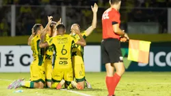 Jogadores do Mirassol comemoram vitória ao final da partida contra o Corinthians no estádio Jose Maria de Campos Maia pelo campeonato Brasileiro A 2025. Foto: Joisel Amaral/AGIF