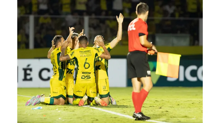 Jogadores do Mirassol comemoram vitória ao final da partida contra o Corinthians no estádio Jose Maria de Campos Maia pelo campeonato Brasileiro A 2025. Foto: Joisel Amaral/AGIF