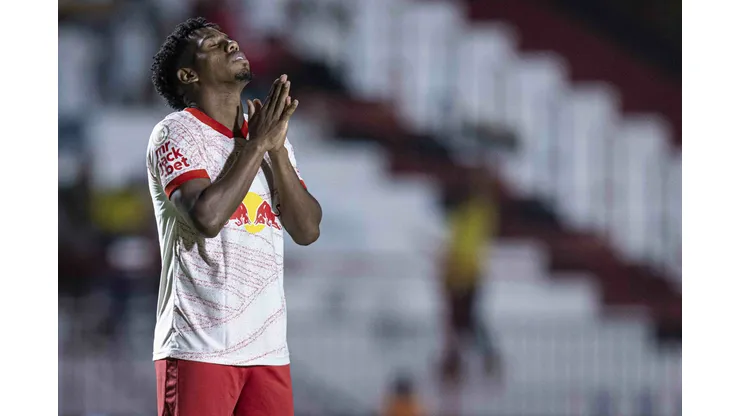 Hurtado jogador do Bragantino lamenta durante partida contra o Atlético-GO no estádio Antônio Accioly pelo campeonato Brasileiro A 2024. Foto: Heber Gomes/AGIF