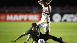 SAO PAULO, BRAZIL - MAY 14: Lucas Ferreira (R) of Sao Paulo fights for the ball against Ivan Ramirez of Libertad during the Copa CONMEBOL Libertadores 2025 Group D match between Sao Paulo and Libertad at MorumBIS on May 14, 2025 in Sao Paulo, Brazil. (Photo by Miguel Schincariol/Getty Images)