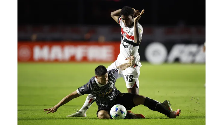 SAO PAULO, BRAZIL - MAY 14: Lucas Ferreira (R) of Sao Paulo fights for the ball against Ivan Ramirez of Libertad during the Copa CONMEBOL Libertadores 2025 Group D match between Sao Paulo and Libertad at MorumBIS on May 14, 2025 in Sao Paulo, Brazil. (Photo by Miguel Schincariol/Getty Images)