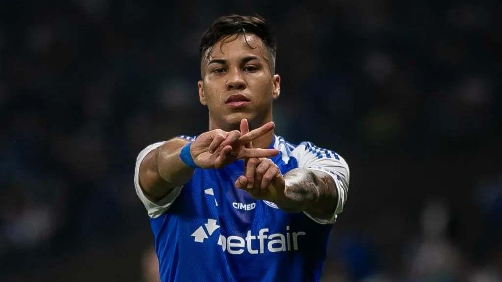 MG – BELO HORIZONTE – 04/05/2025 – BRASILEIRO A 2025, CRUZEIRO X FLAMENGO – Kaio Jorge jogador do Cruzeiro comemora seu gol durante partida contra o Flamengo no estadio Mineirao pelo campeonato Brasileiro A 2025. Foto: Fernando Moreno/AGIF