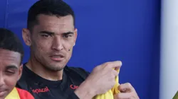 PR - CURITIBA - 02/02/2025 - PARANAENSE 2025, ANDRAUS X ATHLETICO-PR - Santos goleiro do Athletico-PR e relacionado para o banco de reservas durante partida contra o Andraus no estadio Durival de Britto pelo campeonato Paranaense 2025. Foto: Robson Mafra/AGIF