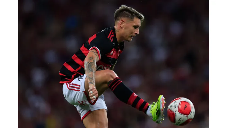 RIO DE JANEIRO, BRAZIL - FEBRUARY 07: Varela of Flamengo controls the ball during a Campeonato Carioca 2024 match between Flamengo and Botafogo at Maracana Stadium on February 07, 2024 in Rio de Janeiro, Brazil. (Photo by Buda Mendes/Getty Images)