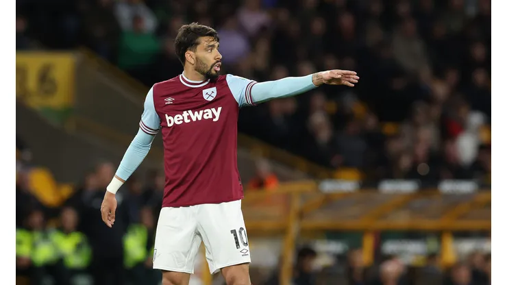 WOLVERHAMPTON, ENGLAND - APRIL 01: Lucas Paqueta of West Ham United issues instructions during the Premier League match between Wolverhampton Wanderers FC and West Ham United FC at Molineux on April 01, 2025 in Wolverhampton, England. (Photo by David Rogers/Getty Images)