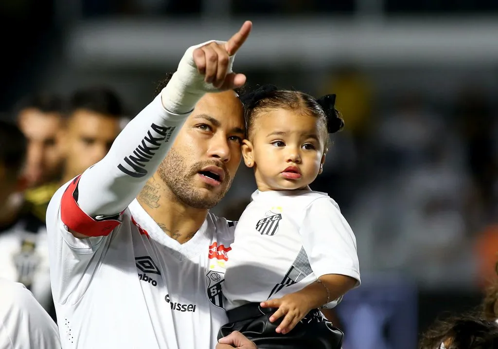 SP – SANTOS – 16/04/2025 – BRASILEIRO A 2025, SANTOS X ATLETICO-MG – Jogo na Vila Belmiro pelo campeonato brasileiro entre Santos x Atletico MG pela 4º rodada do brasileirao 2025, na foto Neymar com seus dois filhos, Foto: Mauricio De Souza/AGIF