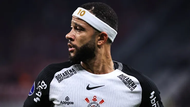 Memphis Depay em ação pelo Timão. Para Casão, há uma postura preocupante do holandês - Foto: Fabio Giannelli/AGIF