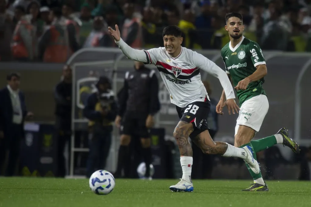 SP – BARUERI – 11/05/2025 – BRASILEIRO A 2025, PALMEIRAS X SAO PAULO – Flaco Lopez jogador do Palmeiras disputa lance com Alan Francojogador do Sao Paulo durante partida no estadio Arena Barueri pelo campeonato Brasileiro A 2025. Foto: Anderson Romao/AGIF
