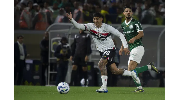 SP - BARUERI - 11/05/2025 - BRASILEIRO A 2025, PALMEIRAS X SAO PAULO - Flaco Lopez jogador do Palmeiras disputa lance com Alan Francojogador do Sao Paulo durante partida no estadio Arena Barueri pelo campeonato Brasileiro A 2025. Foto: Anderson Romao/AGIF
