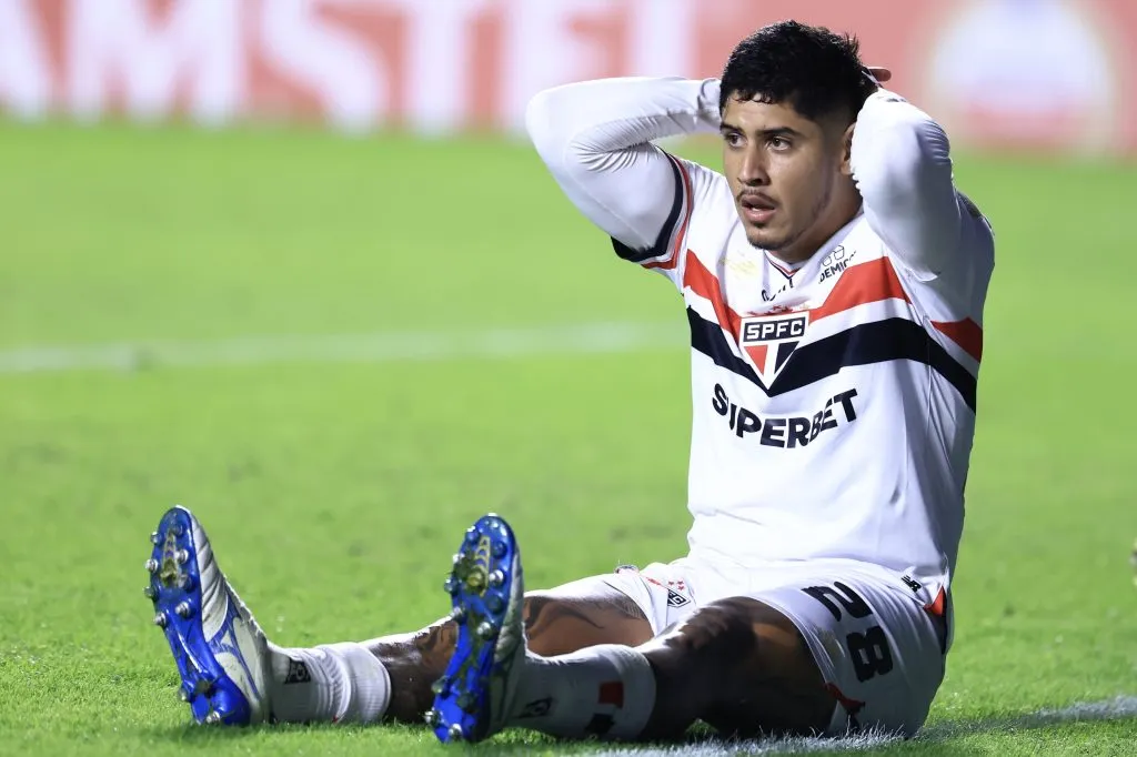 SP – SAO PAULO – 14/05/2025 – COPA LIBERTADORES 2025, SAO PAULO X LIBERTAD – Alan Franco jogador do Sao Paulo lamenta durante partida contra o Libertad no estadio Morumbi pelo campeonato Copa Libertadores 2025. Foto: Marcello Zambrana/AGIF