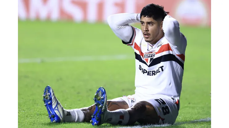 SP - SAO PAULO - 14/05/2025 - COPA LIBERTADORES 2025, SAO PAULO X LIBERTAD - Alan Franco jogador do Sao Paulo lamenta durante partida contra o Libertad no estadio Morumbi pelo campeonato Copa Libertadores 2025. Foto: Marcello Zambrana/AGIF