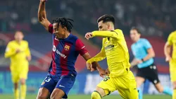 Jules Koundé com a posse de bola em partida diante do Villarreal. Foto: ZUMA Press, Inc. / Alamy Stock Photo