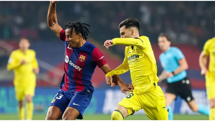Jules Koundé com a posse de bola em partida diante do Villarreal. Foto: ZUMA Press, Inc. / Alamy Stock Photo