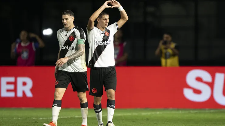 Guilherme Estrella ao lado de Vegetti durante Vasco x São Paulo - Foto: Jorge Rodrigues/AGIF