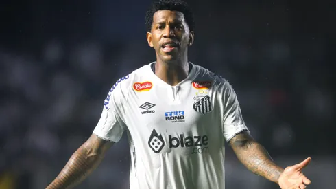 Gil faz cobrança ao Corinthians.