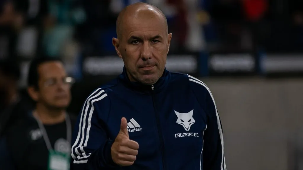 Leonardo Jardim técnico do Cruzeiro durante partida contra o Palestino no estádio Mineirão pelo campeonato Copa Sul-americana 2025. Foto: Fernando Moreno/AGIF