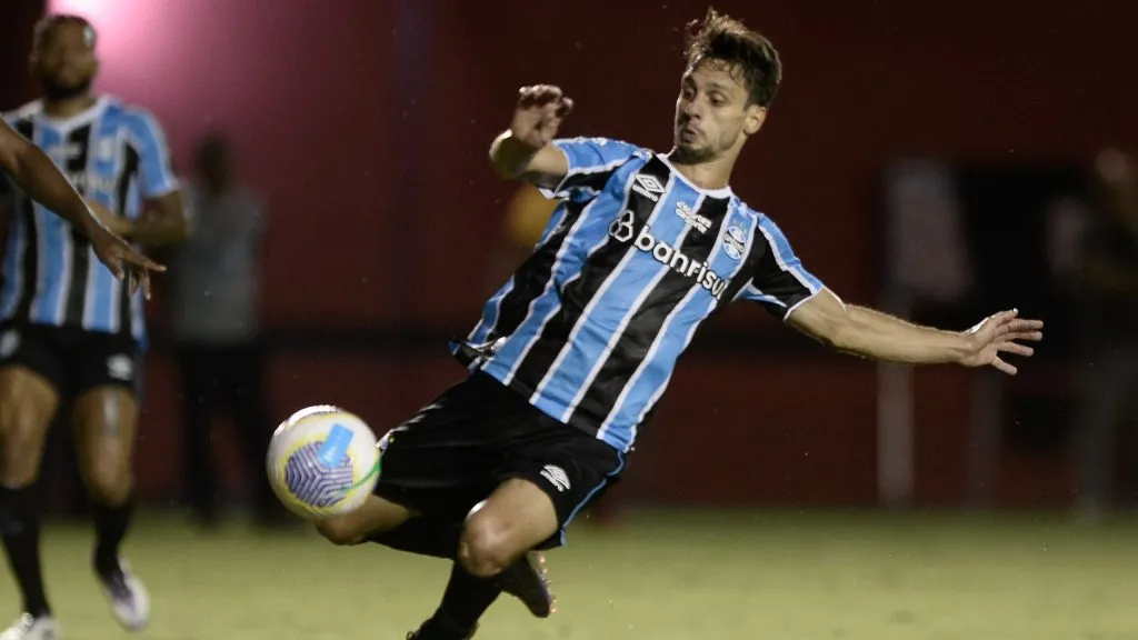 Rodrigo Caio jogador do Grêmio durante partida contra o Vitoria no estádio Barradão pelo campeonato Brasileiro A 2024. Foto: Jhony Pinho/AGIF