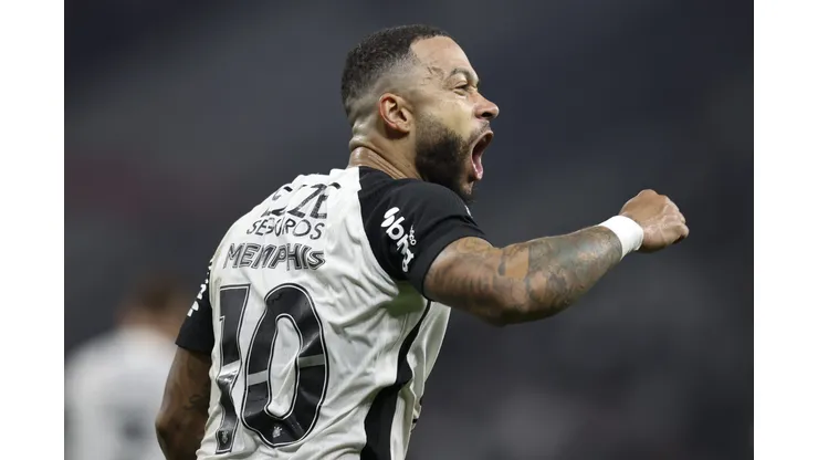 Memphis Depay ainda está com tornozelo inchado e não joga contra o Santos