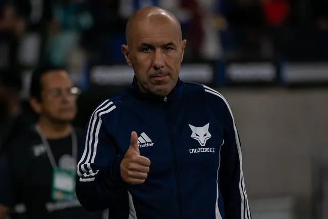 Leonardo Jardim segue com os resultados positivos. Foto: Fernando Moreno/AGIF