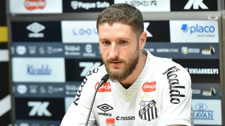 Zé Rafael chegou ao Santos em 2025