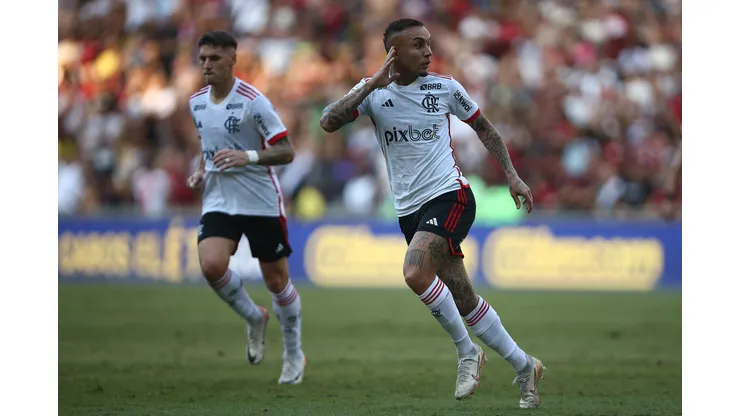RIO DE JANEIRO, BRAZIL - JUNE 02: Everton Cebolinha of Flamengo celebrates after scoring the team´s first goal during the match between Vasco da Gama and Flamengo as part of Brasileirao 2024 at Maracana Stadium on June 2, 2024 in Rio de Janeiro, Brazil. (Photo by Wagner Meier/Getty Images)