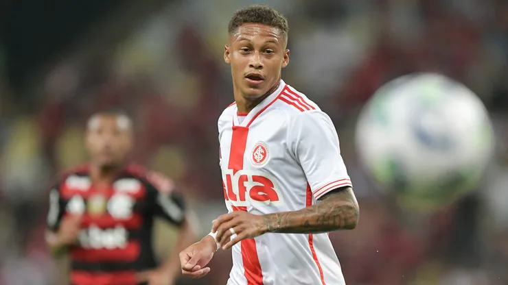 Vitinho em ação pelo Internacional no Brasileirão Betano - Foto: Thiago Ribeiro/AGIF