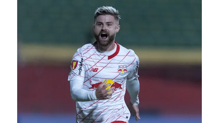 Eduardo Sasha jogador do Bragantino comemora seu gol durante partida contra o Portuguesa no estádio Canindé pelo campeonato Paulista 2024. Foto: Diogo Reis/AGIF