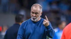 Mano Menezes acompanhando o Grêmio - Foto: LUCAS UEBEL/GREMIO FBPA