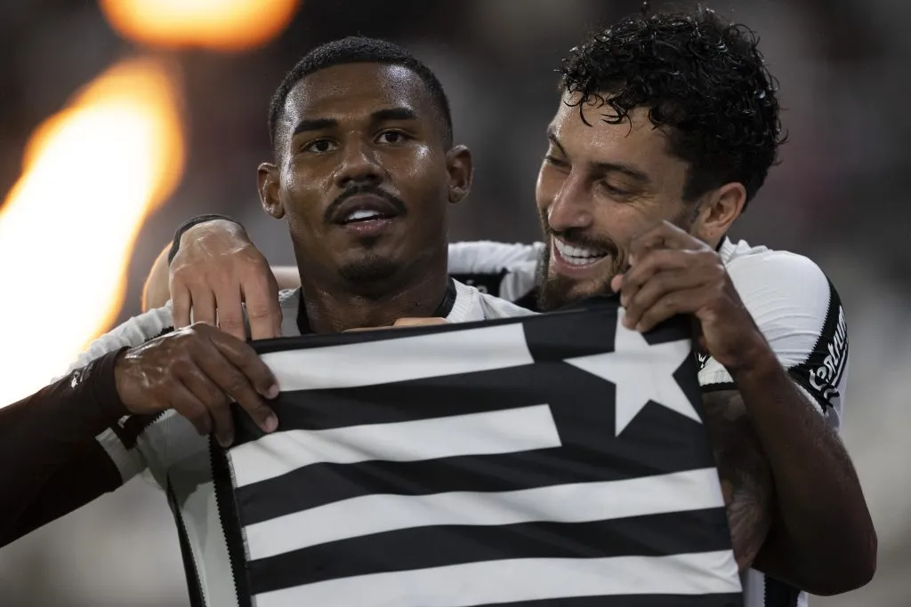 RJ – RIO DE JANEIRO – 11/05/2025 – BRASILEIRO A 2025, BOTAFOGO X INTERNACIONAL – Cuiabano jogador do Botafogo comemora seu gol com Alex Telles jogador da sua equipe durante partida contra o Internacional no estadio Engenhao pelo campeonato Brasileiro A 2025. Foto: Jorge Rodrigues/AGIF