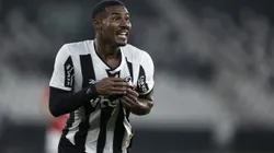 Cuiabano jogador do Botafogo comemora seu gol durante partida contra o Internacional no estádio Engenhão pelo campeonato Brasileiro A 2025. Foto: Jorge Rodrigues/AGIF