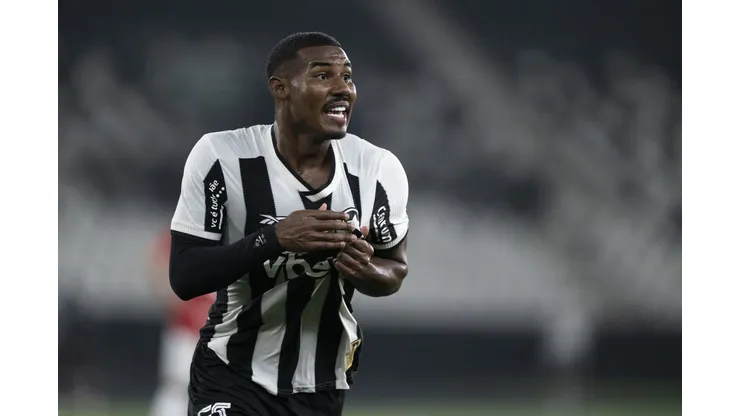 Cuiabano jogador do Botafogo comemora seu gol durante partida contra o Internacional no estádio Engenhão pelo campeonato Brasileiro A 2025. Foto: Jorge Rodrigues/AGIF