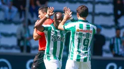 Emerson Batalla jogador do Juventude comemora seu gol com Gabriel Taliari jogador da sua equipe durante partida contra o Mirassol no estádio Alfredo Jaconi pelo campeonato Brasileiro A 2025. Foto: Luiz Erbes/AGIF