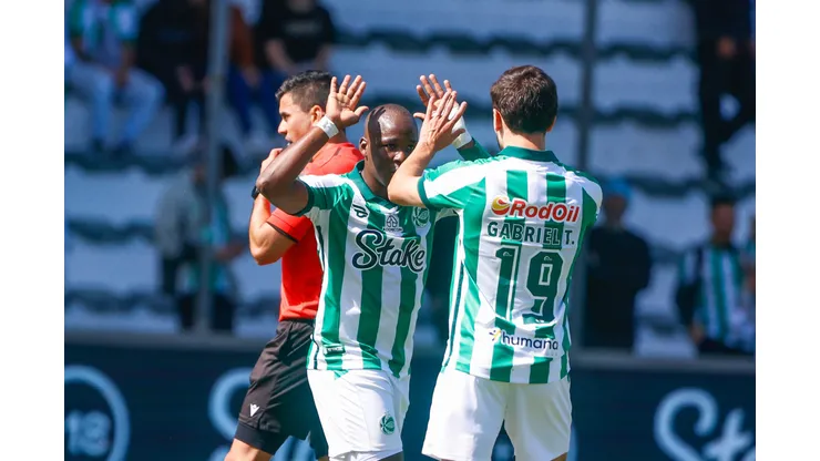 Emerson Batalla jogador do Juventude comemora seu gol com Gabriel Taliari jogador da sua equipe durante partida contra o Mirassol no estádio Alfredo Jaconi pelo campeonato Brasileiro A 2025. Foto: Luiz Erbes/AGIF