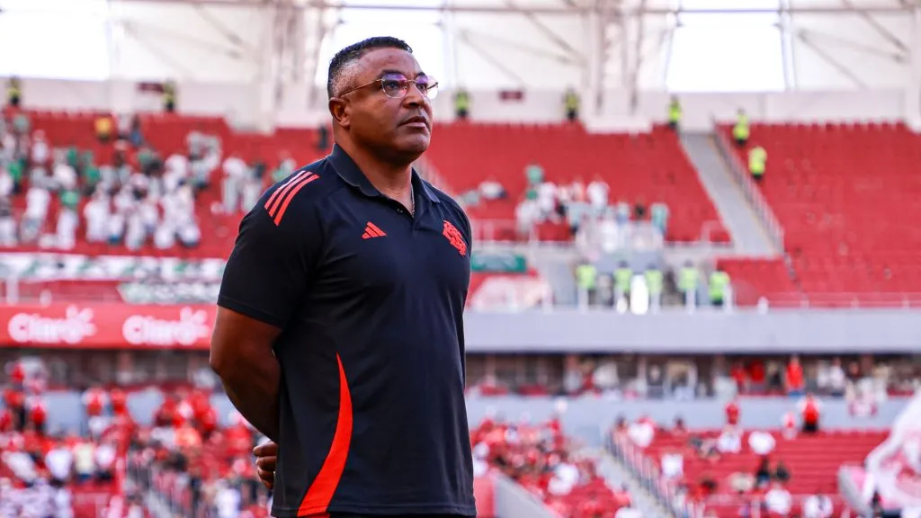 Roger Machado durante partida do Internacional no Brasileirão Betano – Foto: Maxi Franzoi/AGIF