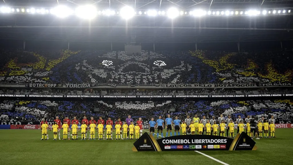 Torcedores do Glorioso fizeram a festa contra o Estudiantes-ARG. Foto: Alexandre Loureiro/AGIF.