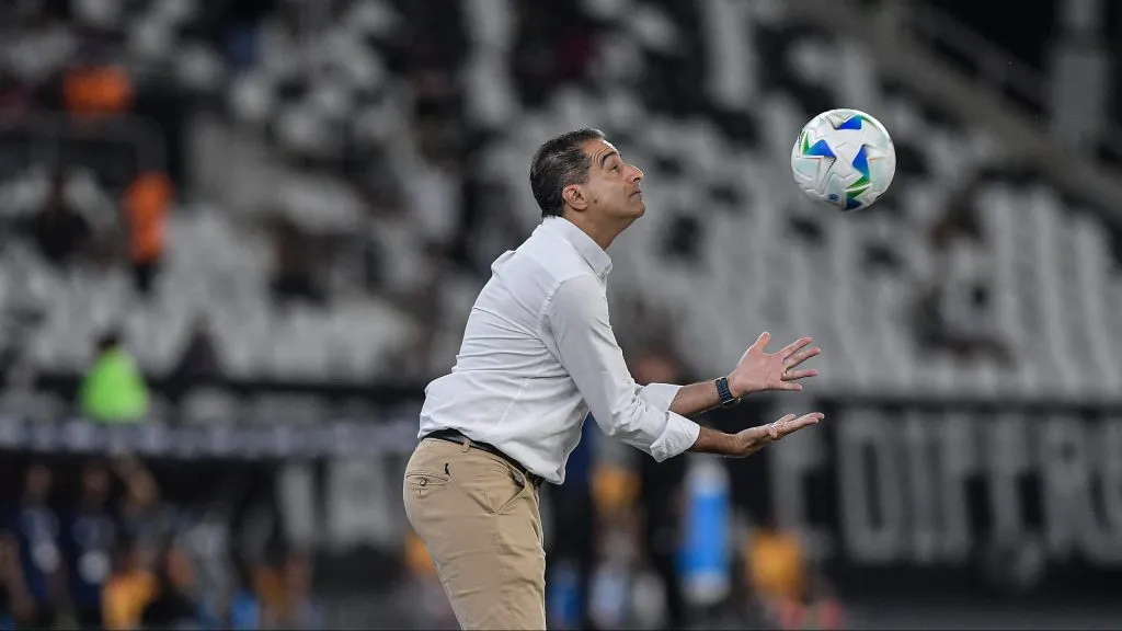 Renato Paiva técnico do Botafogo durante partida contra o Carabobo no estádio Engenhão pelo campeonato Copa Libertadores 2025. Foto: Thiago Ribeiro/AGIF