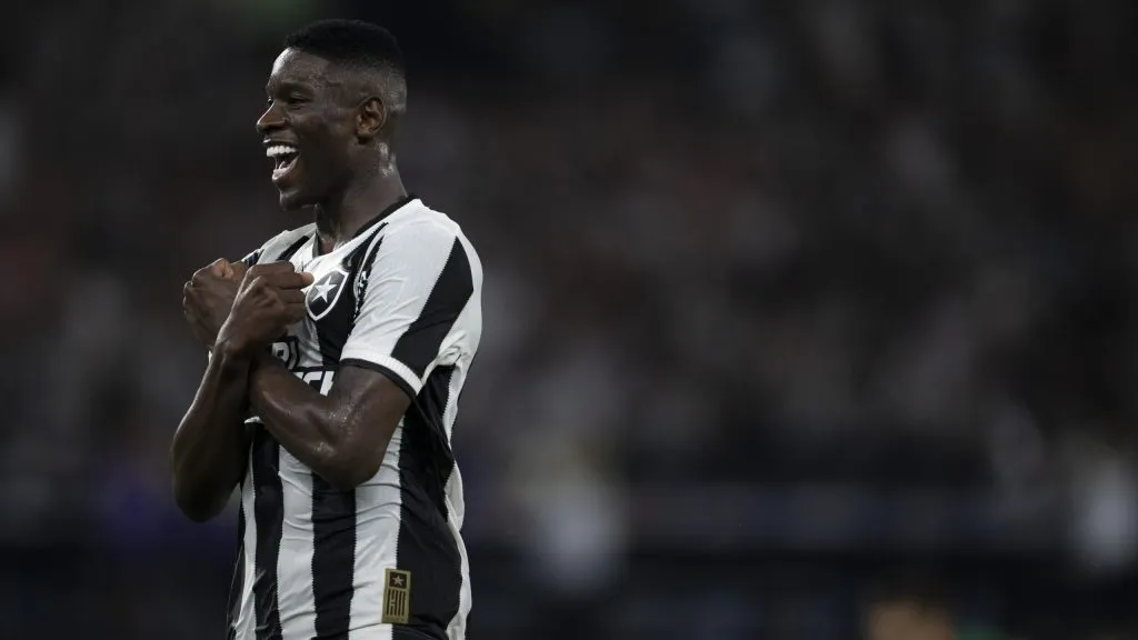 Luiz Henrique celebra um dos gols marcados com a camisa do Botafogo. Foto: Jorge Rodrigues/AGIF.