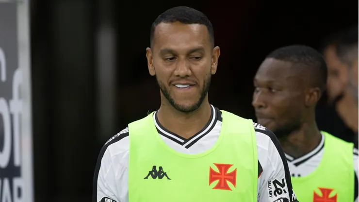 Souza foi dispensado pelo Vasco e não poderá atuar com o técnico Fernando Diniz